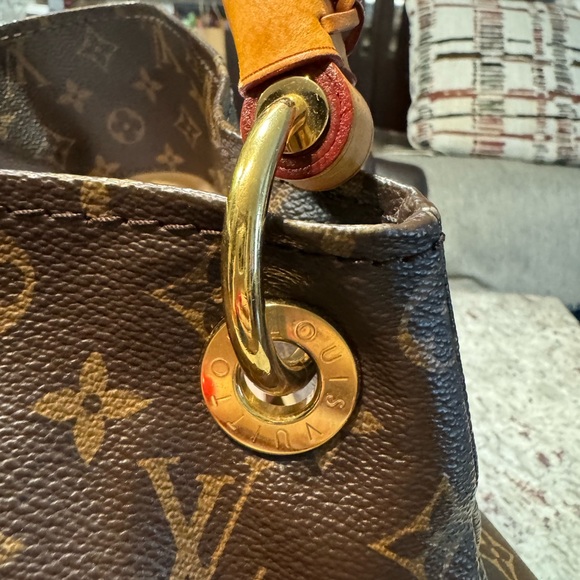 AUTHENTIC GORGEOUS LOUIS VUITTON Monogram Canvas Artsy MM shoulder bag.🥰 - Picture 2 of 8